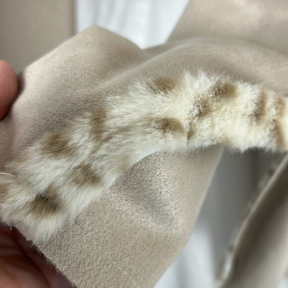 Davi & Dani Reversible Faux Fur Snow Leopard Cozy Jacket Size Medium Soft Cream - Picture 6 of 10